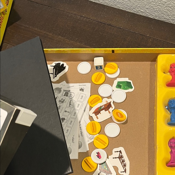 Hasbro Junior Game Collection - monopoly, life, clue, scrabble - Picture 6 of 9